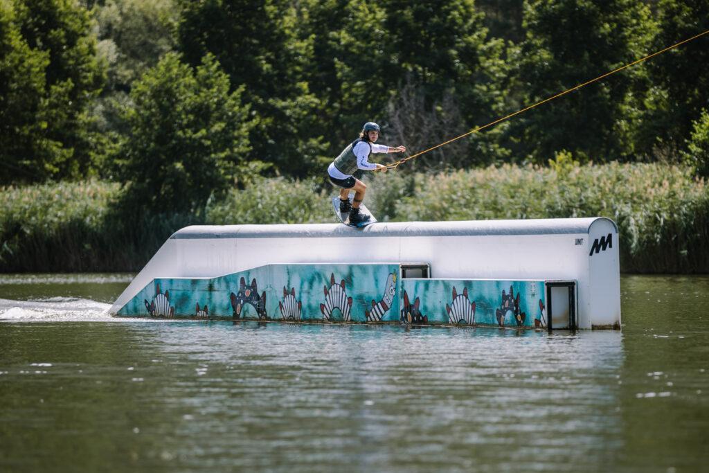 Wakeboarder auf einem Feature im WakePark Triolago