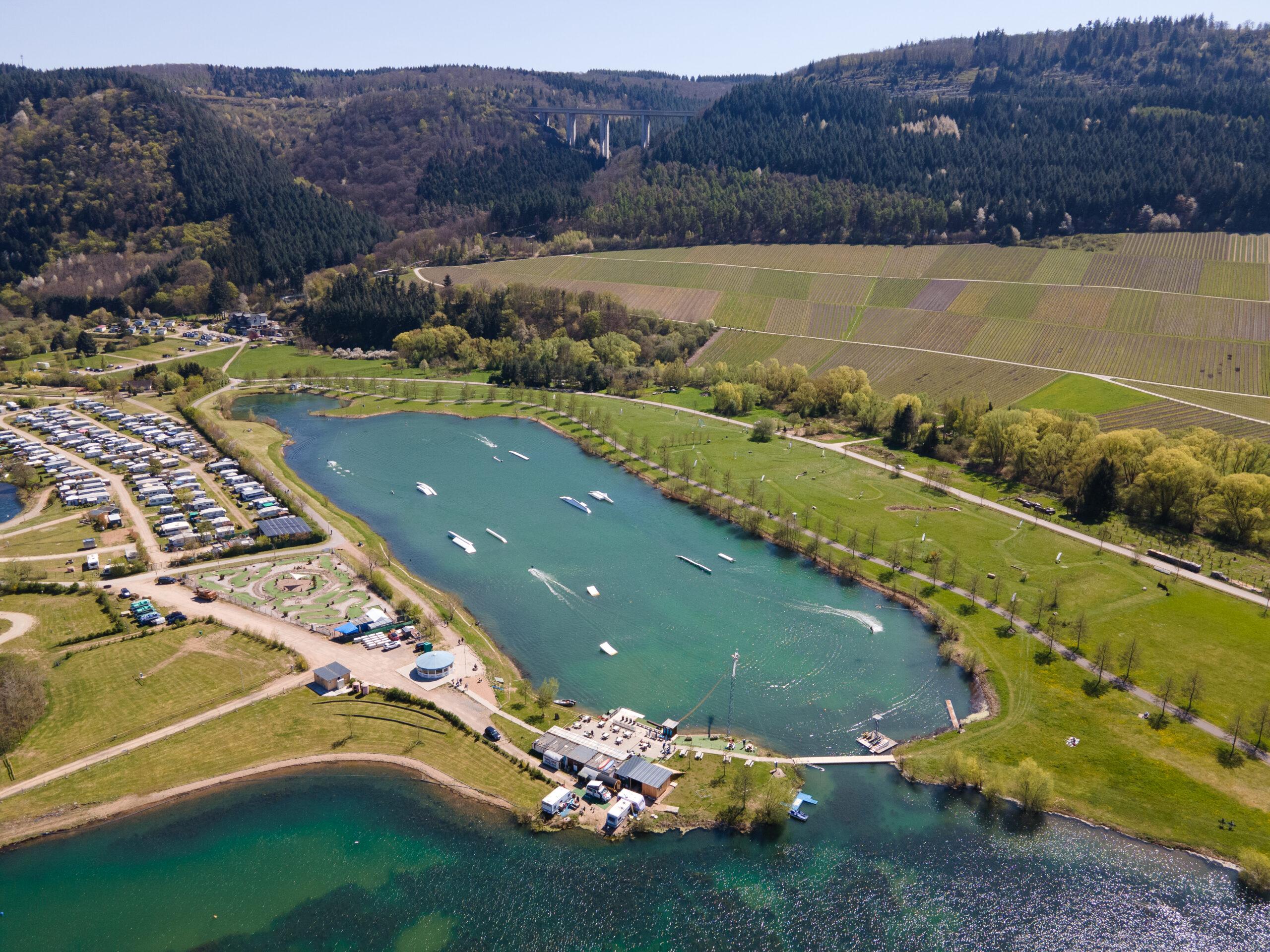 Luftaufnahme vom WakePark Triolago mit Landschaft