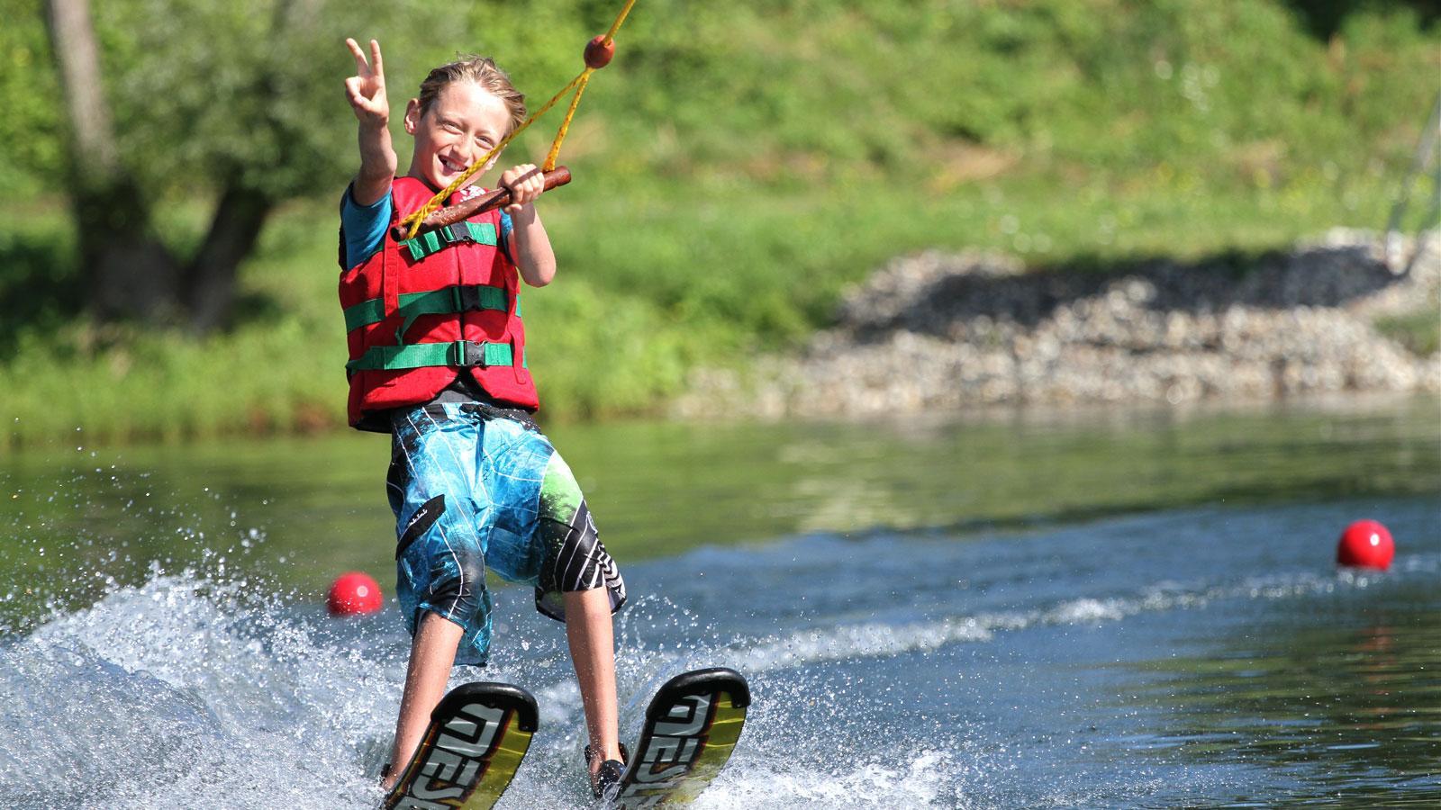 Schulkind auf Wasserski