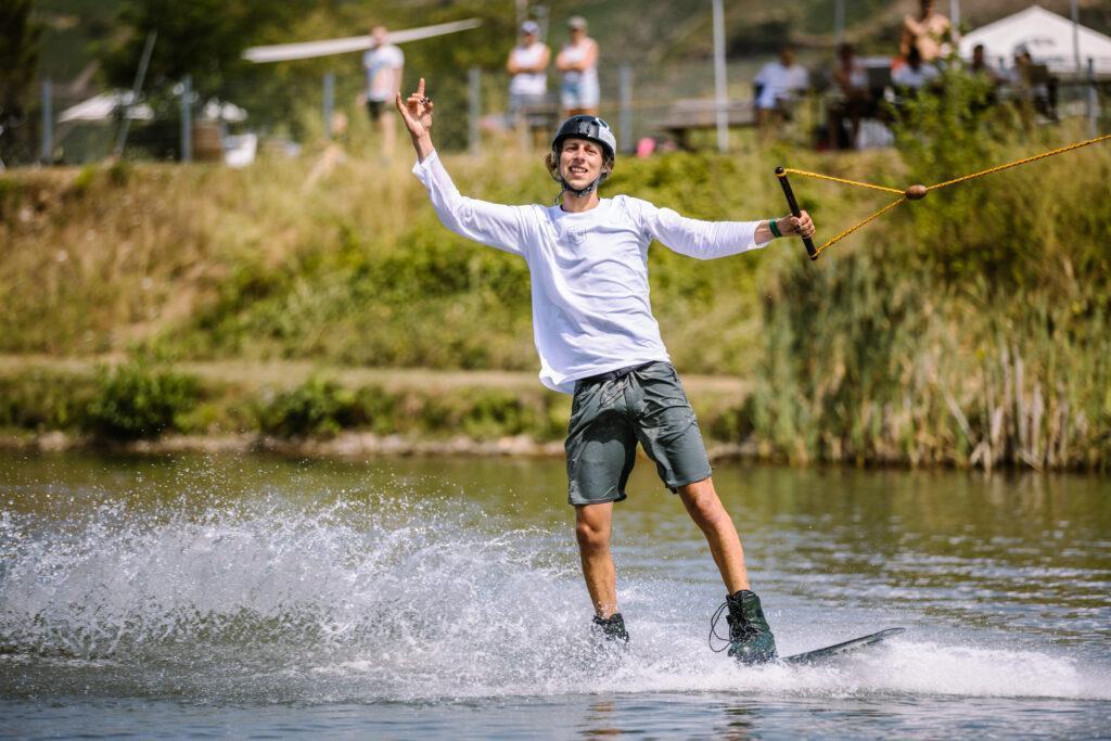 Wakeboarder auf dem Wasser hat spaß