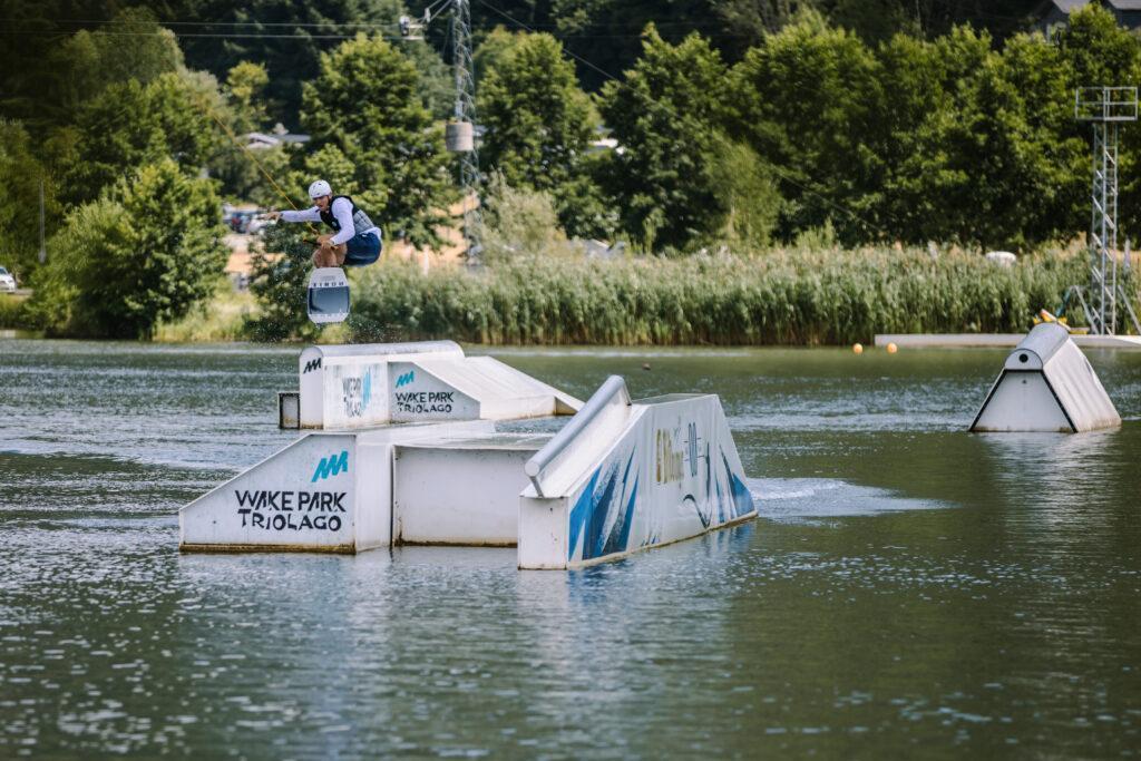 Wakeboarder spring über eine Hack im WakePark Triolago