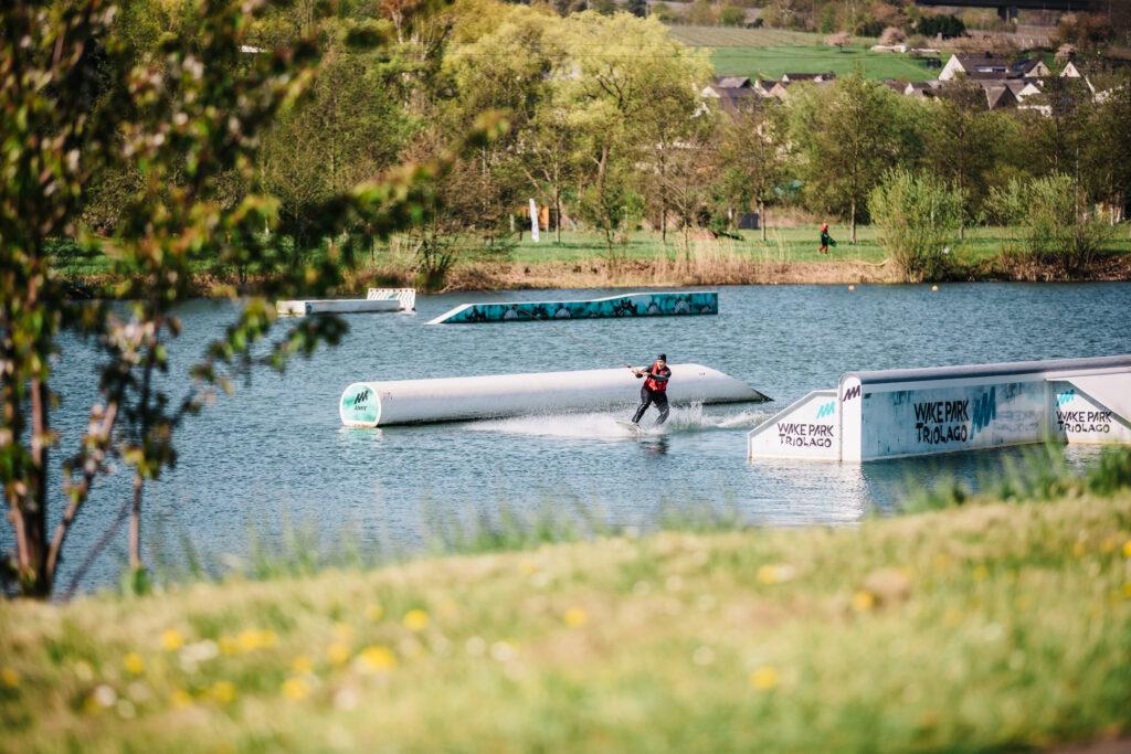 Ein Wakeboarder auf dem Wasser