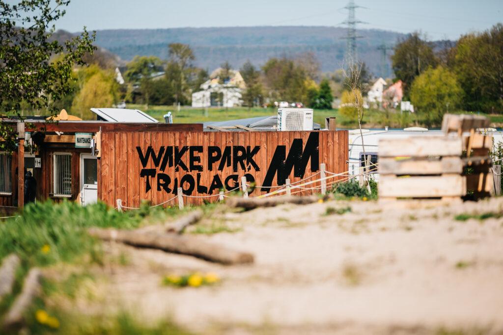 WakePark Triolago logo an einer Holzwand