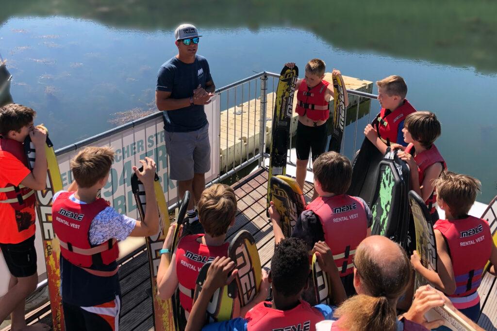 Einweisung eine Wakeboardtrainers mit einer Gruppe