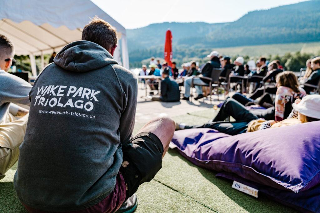 Eine Gruppe von Menschen die spaß am Wakeboarden haben