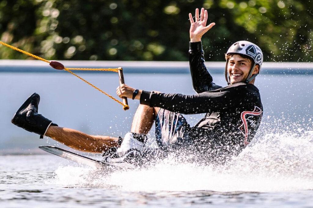 Wakeboarder auf dem Wasser hat spaß